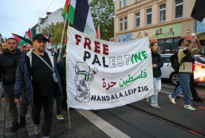 1.500 Teilnehmende bei Demonstration von Handala in Leipzig - Teilnehmende der Demonstration tragen ein Transparent mit der Aufschrift „Free Palestine“ – die Gruppe Handala Leipzig hatte zur Kundgebung aufgerufen. Foto: EHL Media