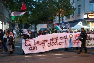 1.500 Teilnehmende bei Demonstration von Handala in Leipzig - Auch Parolen zum Nahostkonflikt wurden gezeigt – die Polizei begleitete den Aufzug mit starker Präsenz. Foto: EHL Media