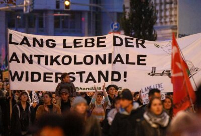 1.500 Teilnehmende bei Demonstration von Handala in Leipzig - Ein großes Banner mit der Aufschrift „Lang lebe der antikoloniale Widerstand“ führte den Demonstrationszug zeitweise an. Foto: EHL Media
