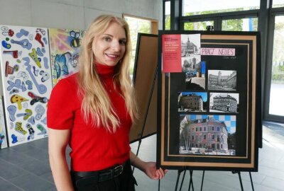 Ideenwerkstatt und Sonderausstellung: Zschopau will Einheit erlebbar machen - Einige der von Schülern gefertigten Collagen, die Stadt-Mitarbeiterin Judith Hauße hier präsentiert, werden Teil der neuen Ausstellung sein.