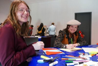 Ideenwerkstatt und Sonderausstellung: Zschopau will Einheit erlebbar machen - In einer Ideenwerkstatt konnten Besucher im Beisein von Elisabeth Gundlach (rechts) kleine Kunstwerke zum Thema Wiedervereinigung anfertigen.