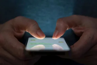 Millionenfach werden Chatnachrichten jeden Tag hin- und hergeschickt. Sollte die Chatkontrolle kommen, würde vorher eine Software jede ausgehende Nachricht scannen.