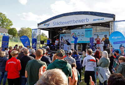 Starke Beine bescheren Oberlungwitz einen zusätzlichen Geldsegen - Beim Strumpf- und Vereinsfest sorgte der Städtewettbwerb für Begeisterung. Nun gibt es viel Geld.