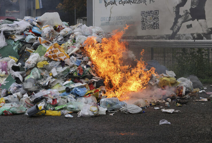 Brand in Müllfahrzeug in Chemnitz: Feuerwehr im Einsatz