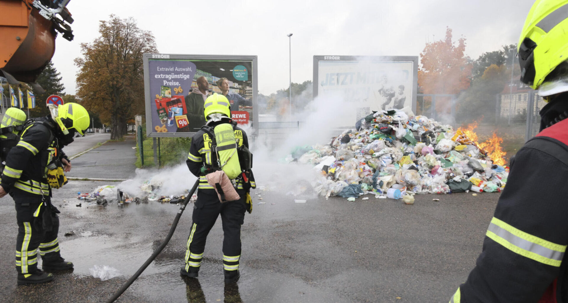 Fahrer reagiert und kippt alles auf einen Platz
