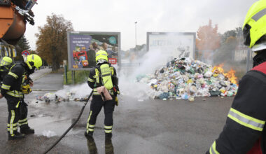 Fahrer reagiert und kippt alles auf einen Platz