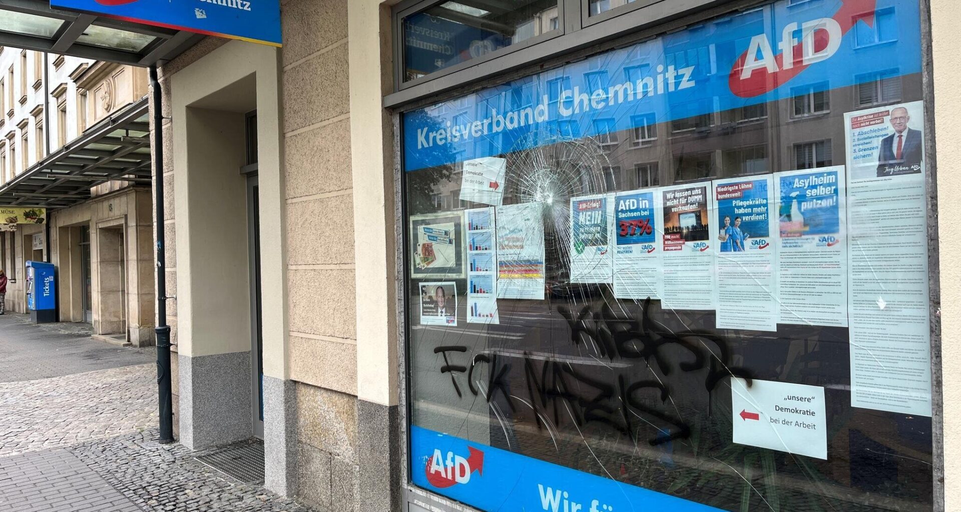 Steinwurf auf AfD-Büro in Chemnitz