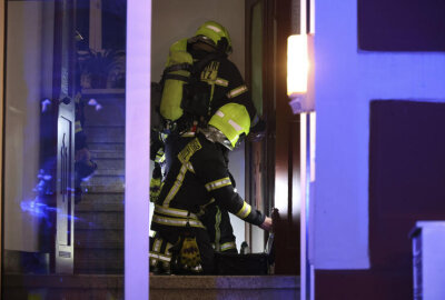 Rauchmelder verhindern Schlimmeres - Atemschutztrupps der Feuerwehr Chemnitz verschafften sich gewaltsam Zutritt zur betroffenen Erdgeschosswohnung.