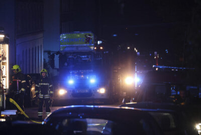 Rauchmelder verhindern Schlimmeres - Mehrere Löschfahrzeuge der Berufsfeuerwehr Chemnitz standen am Freitagabend in der Schüffnerstraße im Einsatz.