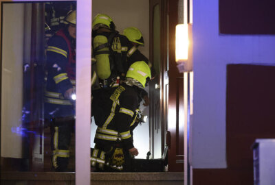 Rauchmelder verhindern Schlimmeres - Einsatzkräfte der Feuerwehr drangen unter Atemschutz in die verrauchte Wohnung ein und löschten brennenden Kunststoff.