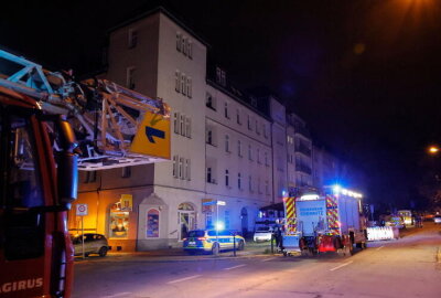 Wasserkocher durch Kerze entzündet - Feuerwehr und Polizei am späten Freitagabend vor dem betroffenen Wohnhaus in der Barbarossastraße in Chemnitz. Foto: Harry Haertel