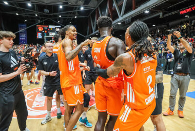 Niners Chemnitz feiern dritten Sieg in Folge - Die Niners Chemnitz erkämpften ihren dritten Sieg in Folge. In der Basketball-Bundesliga sorgte das Team von Trainer Rodrigo Pastore mit einem 111:88 gegen MHP Riesen Ludwigsburg für einen deutlichen Heimerfolg.