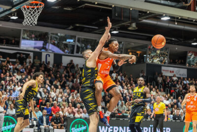 Niners Chemnitz feiern dritten Sieg in Folge - Die Niners Chemnitz erkämpften ihren dritten Sieg in Folge. In der Basketball-Bundesliga sorgte das Team von Trainer Rodrigo Pastore mit einem 111:88 gegen MHP Riesen Ludwigsburg für einen deutlichen Heimerfolg.