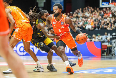 Niners Chemnitz feiern dritten Sieg in Folge - Die Niners Chemnitz erkämpften ihren dritten Sieg in Folge. In der Basketball-Bundesliga sorgte das Team von Trainer Rodrigo Pastore mit einem 111:88 gegen MHP Riesen Ludwigsburg für einen deutlichen Heimerfolg.