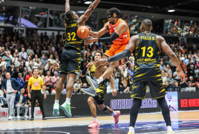 Niners Chemnitz feiern dritten Sieg in Folge - Die Niners Chemnitz erkämpften ihren dritten Sieg in Folge. In der Basketball-Bundesliga sorgte das Team von Trainer Rodrigo Pastore mit einem 111:88 gegen MHP Riesen Ludwigsburg für einen deutlichen Heimerfolg.
