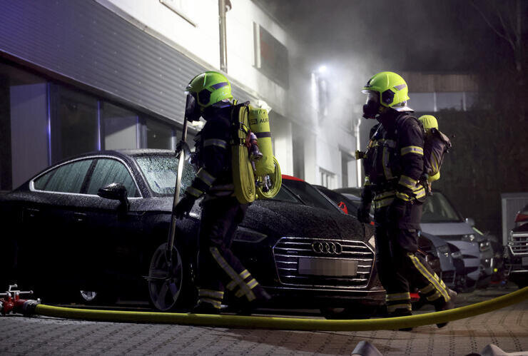 Nächtlicher Werkstattbrand in Chemnitz: Feuerwehr verhindert Schlimmeres