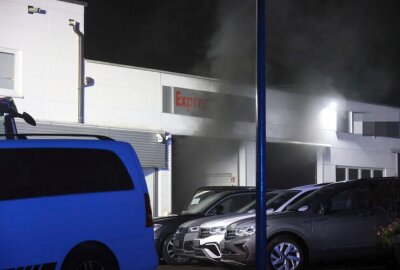 Nächtlicher Werkstattbrand in Chemnitz: Feuerwehr verhindert Schlimmeres - In den frühen Morgenstunden des Montags wurde die Feuerwehr Chemnitz gegen 3 Uhr zu einem Einsatz in die Straße An der Wiesenmühle gerufen.