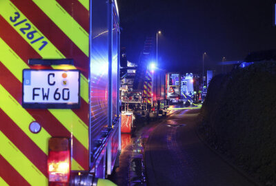 Nächtlicher Werkstattbrand in Chemnitz: Feuerwehr verhindert Schlimmeres - In den frühen Morgenstunden des Montags wurde die Feuerwehr Chemnitz gegen 3 Uhr zu einem Einsatz in die Straße An der Wiesenmühle gerufen.
