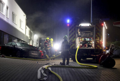 Nächtlicher Werkstattbrand in Chemnitz: Feuerwehr verhindert Schlimmeres - In den frühen Morgenstunden des Montags wurde die Feuerwehr Chemnitz gegen 3 Uhr zu einem Einsatz in die Straße An der Wiesenmühle gerufen.