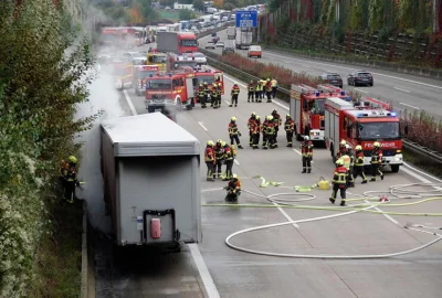 LKW-Brand auf A4 bei Chemnitz: Stau zwischen Glösa und Chemnitz-Ost - Zwischen der Anschlussstelle Glösa und der Anschlussstelle Chemnitz-Ost geriet ein LKW-Anhänger in Brand.