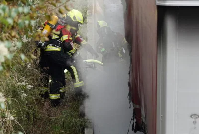 LKW-Brand auf A4 bei Chemnitz: Stau zwischen Glösa und Chemnitz-Ost - Zwischen der Anschlussstelle Glösa und der Anschlussstelle Chemnitz-Ost geriet ein LKW-Anhänger in Brand.