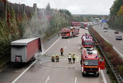 LKW-Brand auf A4 bei Chemnitz: Stau zwischen Glösa und Chemnitz-Ost - Zwischen der Anschlussstelle Glösa und der Anschlussstelle Chemnitz-Ost geriet ein LKW-Anhänger in Brand.