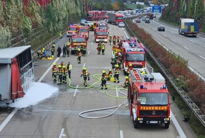 LKW-Brand auf A4 bei Chemnitz: Stau zwischen Glösa und Chemnitz-Ost - Zwischen der Anschlussstelle Glösa und der Anschlussstelle Chemnitz-Ost geriet ein LKW-Anhänger in Brand.