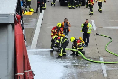 LKW-Brand auf A4 bei Chemnitz: Stau zwischen Glösa und Chemnitz-Ost - Zwischen der Anschlussstelle Glösa und der Anschlussstelle Chemnitz-Ost geriet ein LKW-Anhänger in Brand.