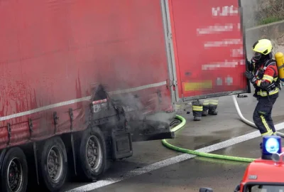 LKW-Brand auf A4 bei Chemnitz: Stau zwischen Glösa und Chemnitz-Ost - Zwischen der Anschlussstelle Glösa und der Anschlussstelle Chemnitz-Ost geriet ein LKW-Anhänger in Brand.