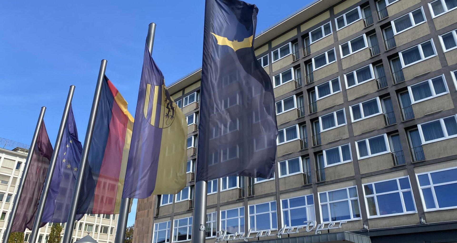 Was weht denn da? Kuriose Flagge vor Chemnitzer Hotel