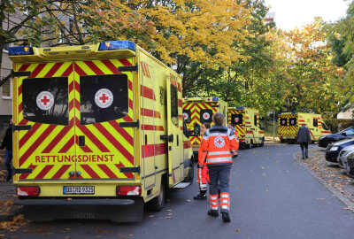 Brand in Mehrfamilienhaus: Zehn Verletzte, Wohnungen unbewohnbar - Kellerbrand in Dresden: Neun Personen verletzt, 28 Menschen von der Feuerwehr in Sicherheit gebracht.