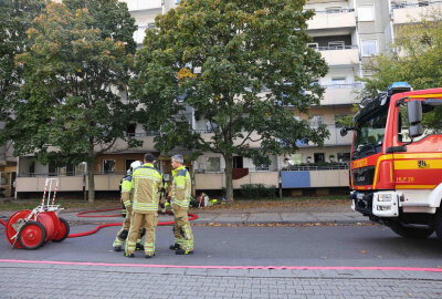 Brand in Mehrfamilienhaus: Zehn Verletzte, Wohnungen unbewohnbar - Kellerbrand in Dresden: Neun Personen verletzt, 28 Menschen von der Feuerwehr in Sicherheit gebracht.