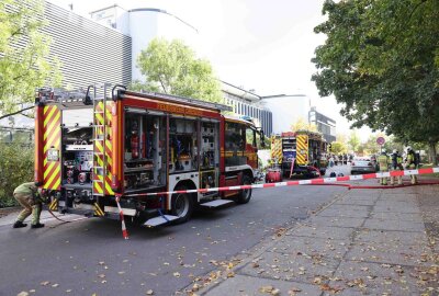 Brand in Mehrfamilienhaus: Zehn Verletzte, Wohnungen unbewohnbar - Kellerbrand in Dresden: Neun Personen verletzt, 28 Menschen von der Feuerwehr in Sicherheit gebracht.