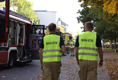 Brand in Mehrfamilienhaus: Zehn Verletzte, Wohnungen unbewohnbar - Alarm am Montagnachmittag: Brand in Dresdner Mehrfamilienhaus.