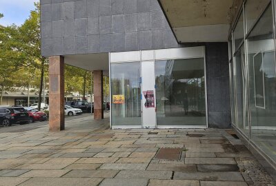 Ladenschließung in Chemnitzer Innenstadt: Abschied von einem Stück Feierkultur - Noch vor wenigen Tagen standen hier Hexenhüte, Piratenkostüme und bunte Perücken im Schaufenster. Jetzt ist das Licht aus. Die Tür bleibt zu.