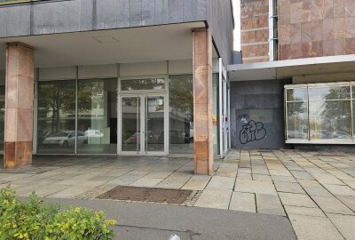 Ladenschließung in Chemnitzer Innenstadt: Abschied von einem Stück Feierkultur - Mit der Schließung verschwindet nicht nur ein Store – sondern ein Ort, der für viele eng mit Fasching, Partys, Vereinsfeiern und ausgelassenen Nächten verbunden war.