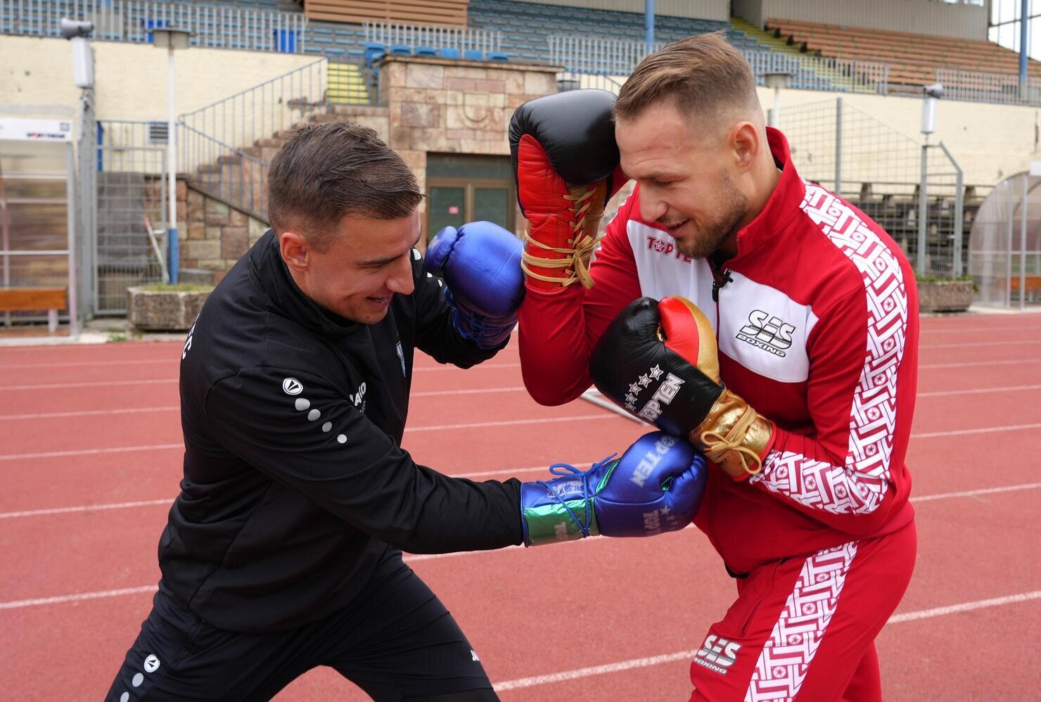 CFC- Keeper Daniel Adamczyk bekommt die Fäuste zu spüren