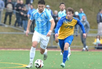 CFC- Keeper Daniel Adamczyk bekommt die Fäuste zu spüren - Durfte Tom Baumgart (l.) im Landespokal in Annaberg spielen, ist der Mittelfeldspieler am Sonntag bei der zweiten Mannschaft von Hertha BSC rot-gesperrt.