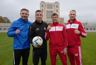CFC- Keeper Daniel Adamczyk bekommt die Fäuste zu spüren - Robert Zickert, Daniel Adamczyk (beide CFC) sowie Coach Dirk Dzemski und Artur reis (beide SES Boxstall- von links) hatten viel Spaß bei diesem Termin im Sportforum.