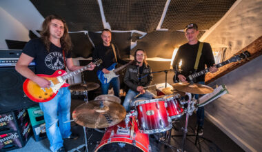 Band „Headless Rooster“ aus dem Erzgebirge rockt jetzt auch das Wohnzimmer