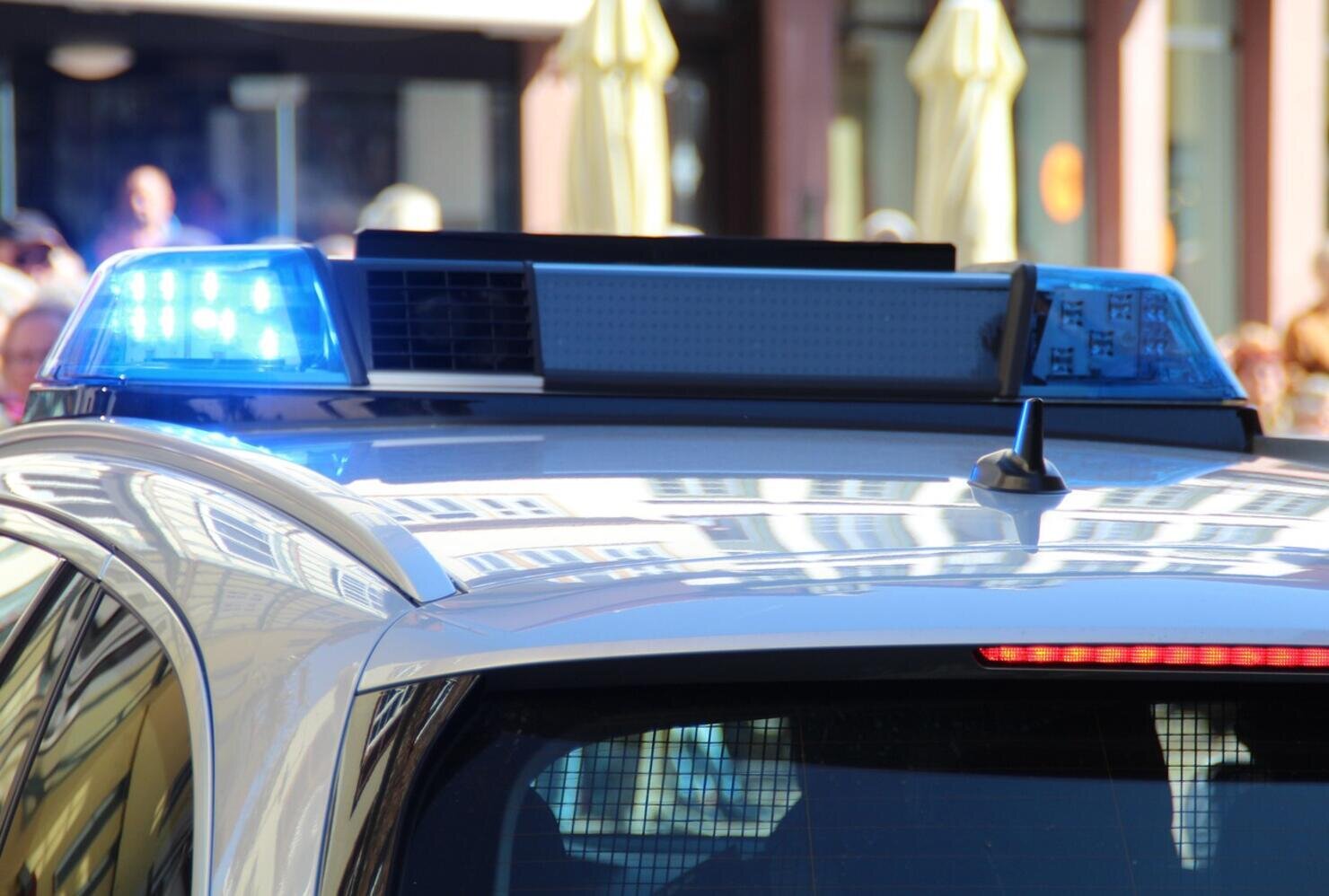 Jugendliche bedrohen 14-Jährigen an Haltestelle