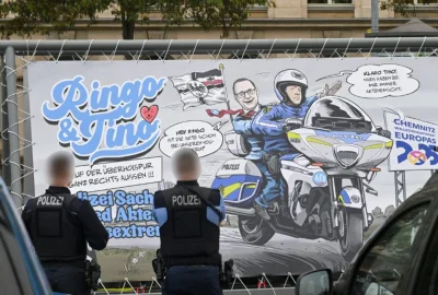Nächtliche Protestaktion vor dem Polizeipräsidium: „Zentrum für Politische Schönheit“ provoziert in Chemnitz - „Zentrum für Politische Schönheit“ provoziert mit Polizei-Protest in Chemnitz