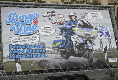 Nächtliche Protestaktion vor dem Polizeipräsidium: „Zentrum für Politische Schönheit“ provoziert in Chemnitz - Chemnitz: Linke Aktivistengruppe konfrontiert Polizei mit brisanter Plakataktion