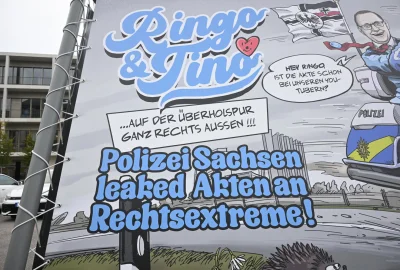 Nächtliche Protestaktion vor dem Polizeipräsidium: „Zentrum für Politische Schönheit“ provoziert in Chemnitz - Im Stil eines Comics – betitelt mit „Ringo & Tino – auf der Überholspur ganz rechts außen“ – wird die Polizei mit rechtsextremen Akteuren in Verbindung gebracht.