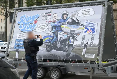 Nächtliche Protestaktion vor dem Polizeipräsidium: „Zentrum für Politische Schönheit“ provoziert in Chemnitz - Polizei sichert Spuren und bewertet Aktion als Straftat.