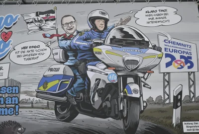 Nächtliche Protestaktion vor dem Polizeipräsidium: „Zentrum für Politische Schönheit“ provoziert in Chemnitz - Linke Aktivistengruppe konfrontiert über Nacht Polizei mit brisanter Aktion in Chemnitz.