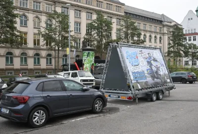 Nächtliche Protestaktion vor dem Polizeipräsidium: „Zentrum für Politische Schönheit“ provoziert in Chemnitz - Mitten in Chemnitz stellten sie einen Anhänger auf dem Hartmannplatz, direkt gegenüber dem Polizeipräsidium, ab.