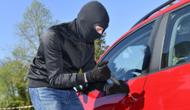 Nächtliche Autoeinbrüche im Erzgebirge: Polizei sucht Hinweise