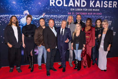 Bei der Premiere seines Films in Münster ließ sich Roland Kaiser (5.v.l) gemeinsam mit seinen Bandmitgliedern auf dem Roten Teppich im Cineplex ablichten.