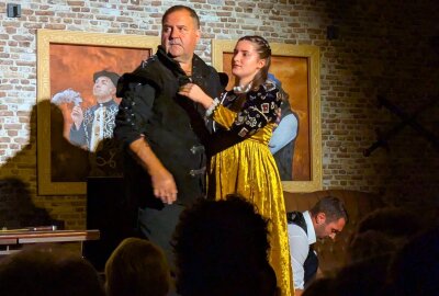 Dieses kleine Dorf im Erzgebirge beeindruckt mit großem Theater-Herbst - Am Ende findet Sir Simon seinen Frieden.